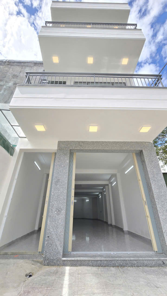 Bán nhà 3 tầng ngay góc vòng xoay đường số 13 - Lê...