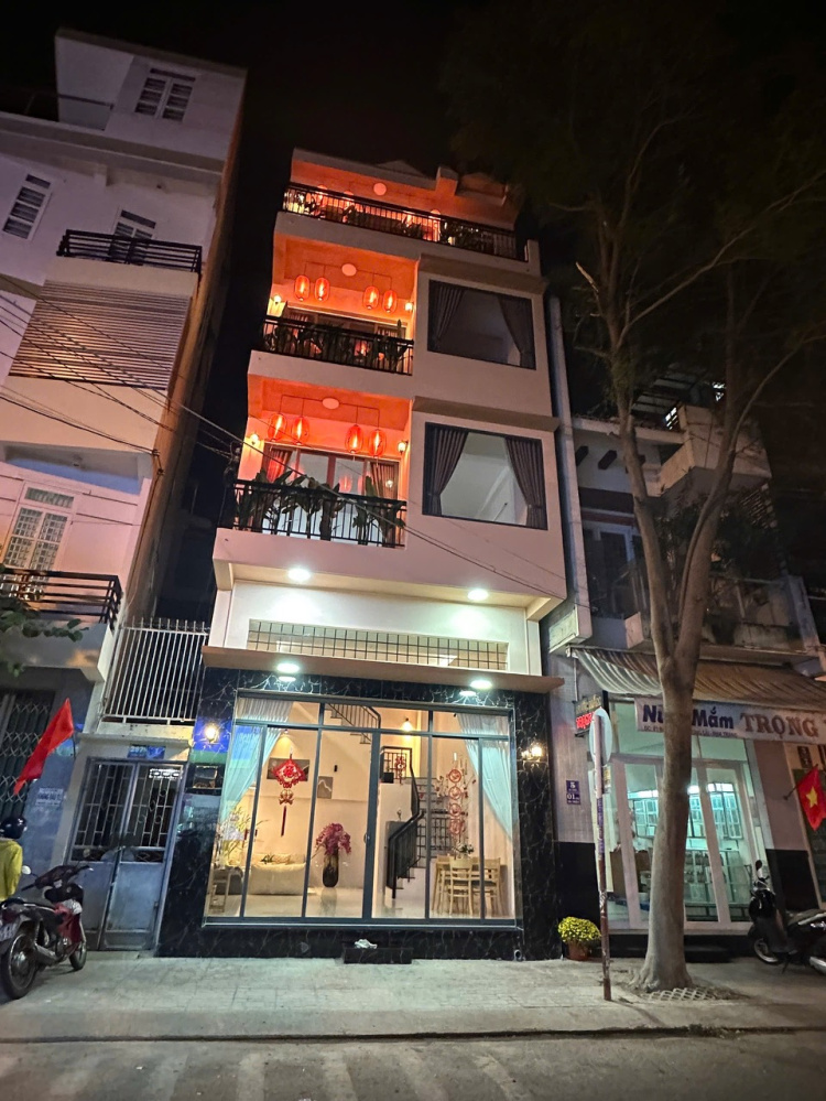 Bán nhà 4 tầng mặt tiền Bà Triệu cách biển Nha...