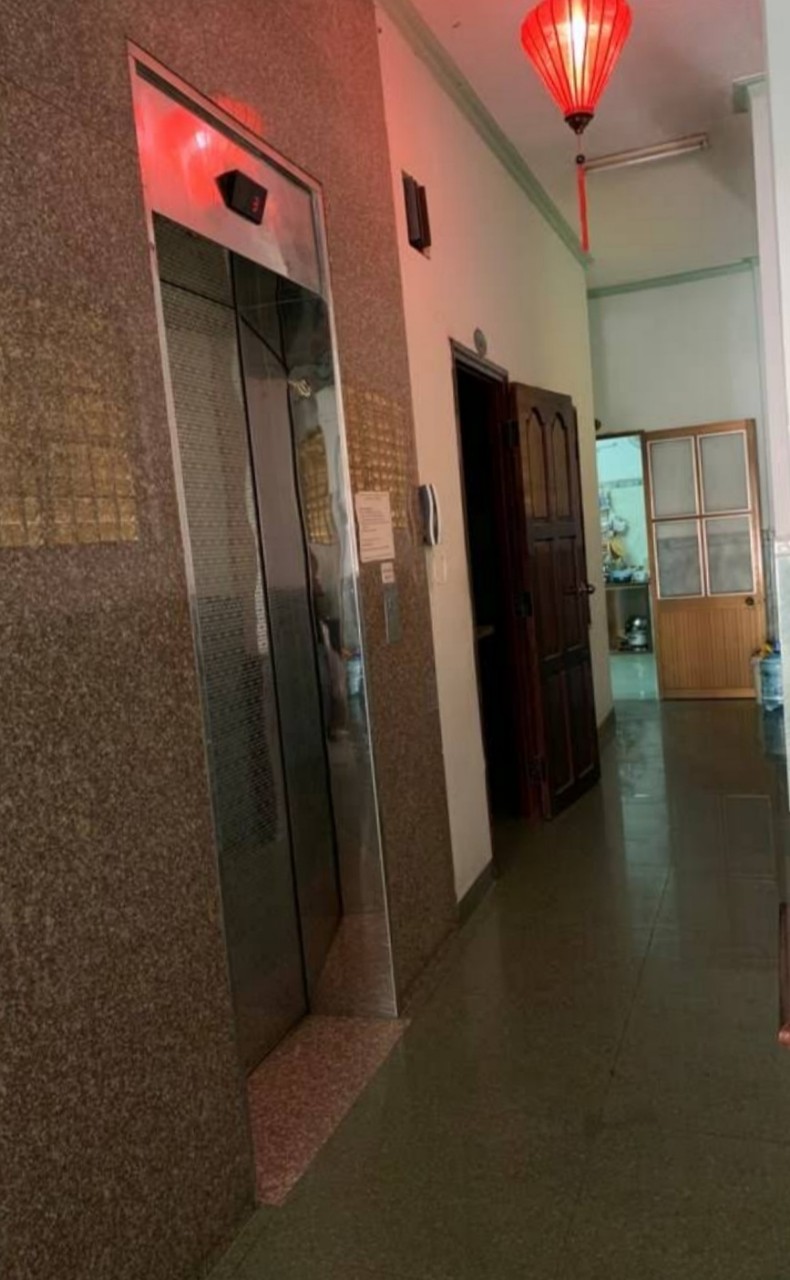 Bán khách sạn 6 tầng có thang máy mặt tiền Yersin, p. Phương Sài, tp Nha Trang