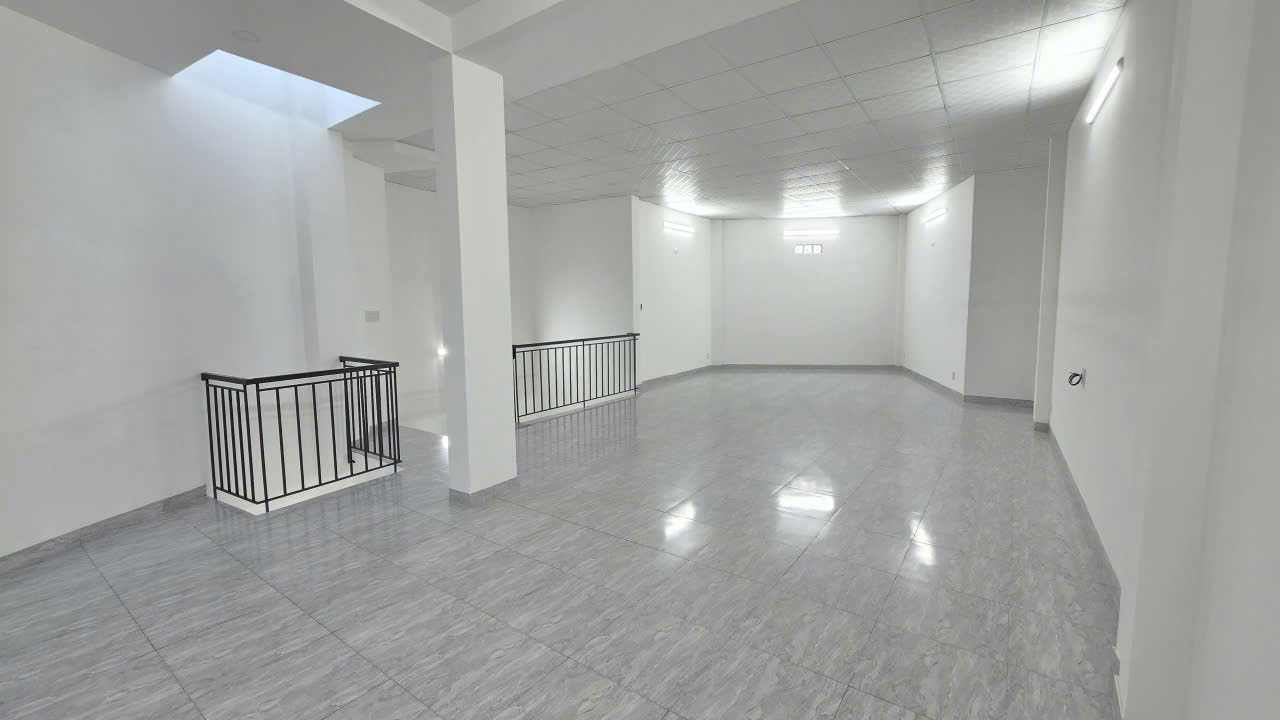 Bán nhà 3 tầng ngay góc vòng xoay đường số 13 - Lê Hồng Phong - Đồng Nai