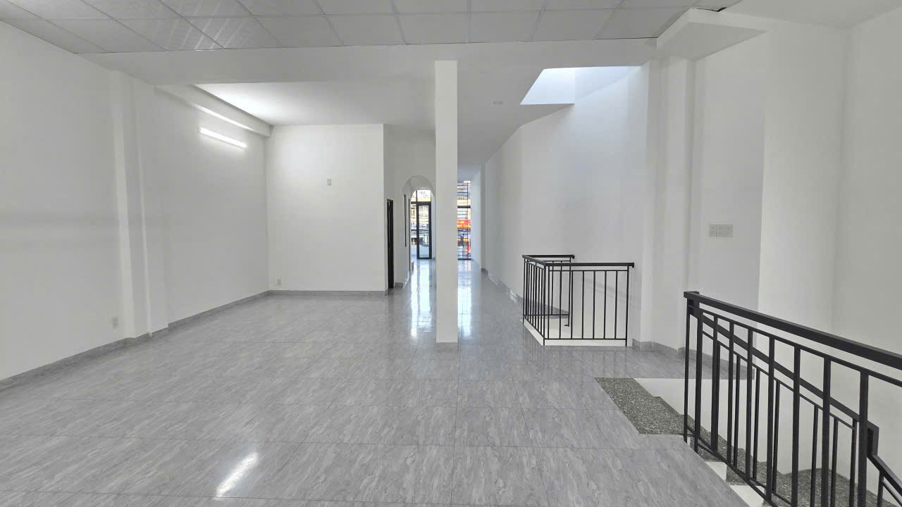 Bán nhà 3 tầng ngay góc vòng xoay đường số 13 - Lê Hồng Phong - Đồng Nai