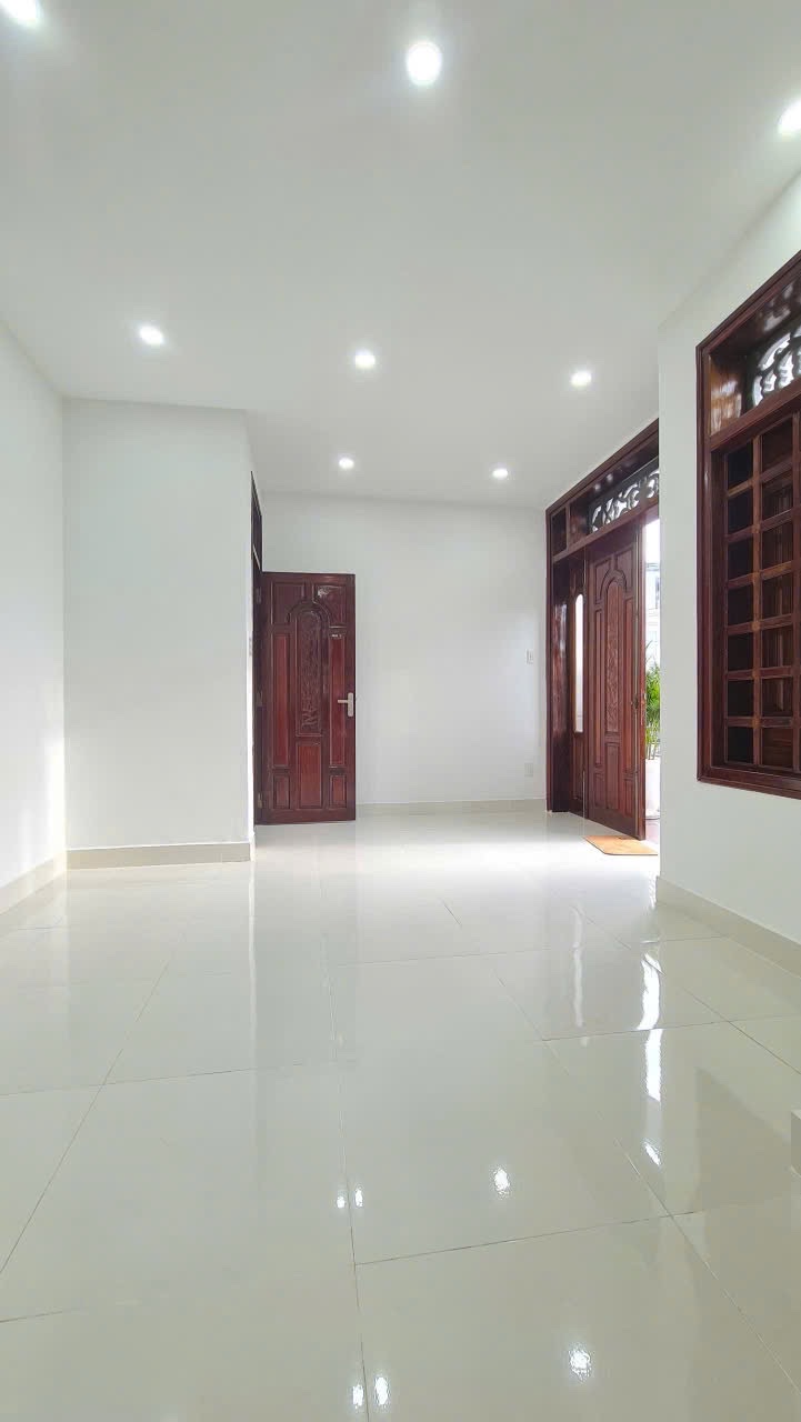 Bán nhà 3 tầng góc 2 mặt tiền đường Đồng Nai, tp. Nha Trang