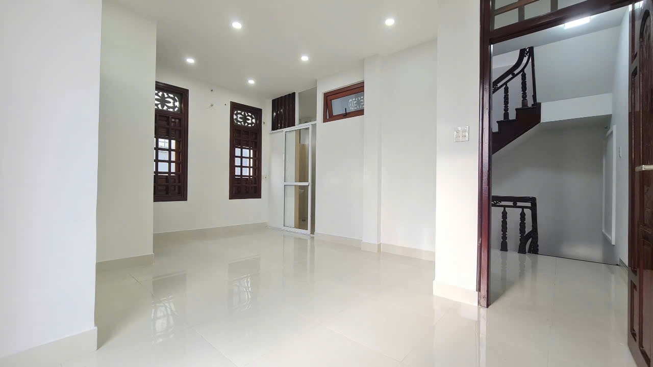 Bán nhà 3 tầng góc 2 mặt tiền đường Đồng Nai, tp. Nha Trang