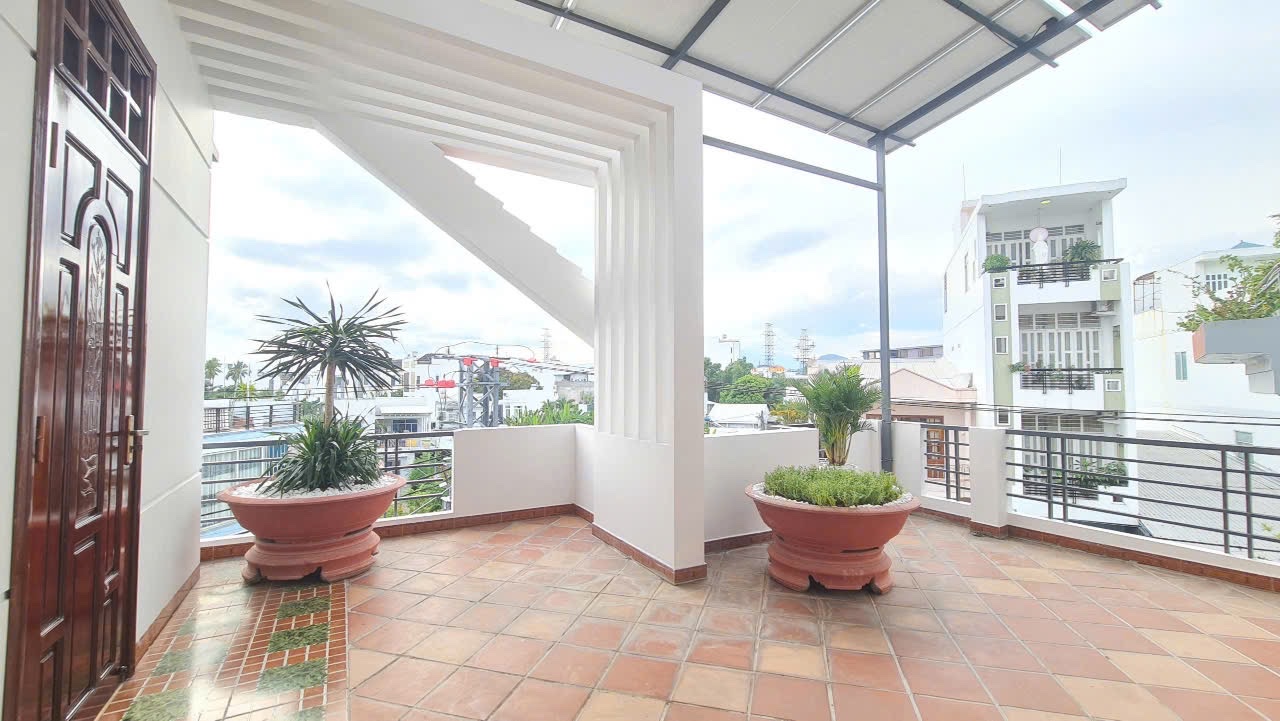 Bán nhà 3 tầng góc 2 mặt tiền đường Đồng Nai, tp. Nha Trang