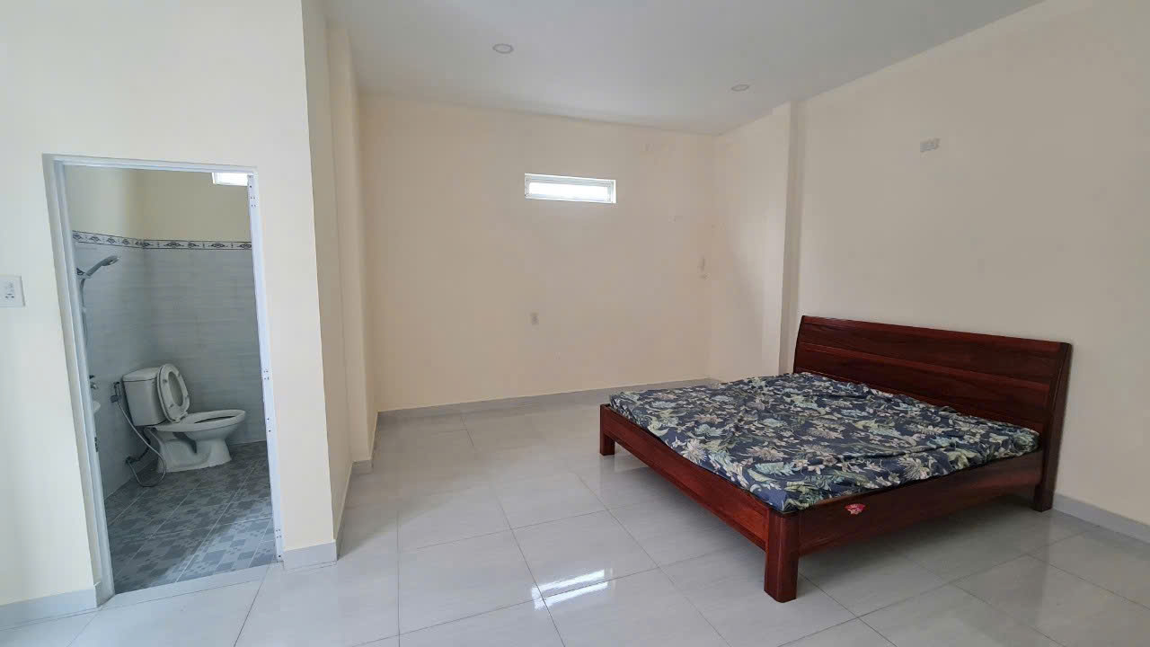 Bán nhà 3 tầng hẻm xe hơi 52 Yersin cách biển Nha Trang 3 phút di chuyển