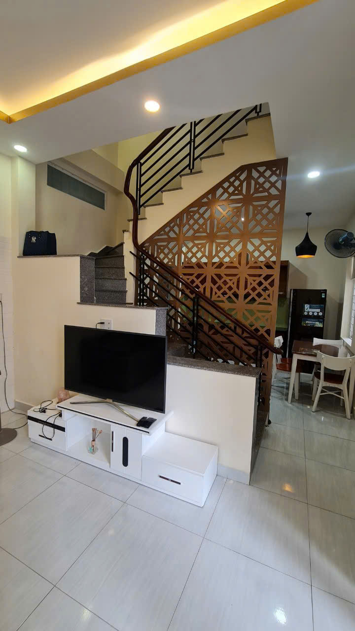 Bán nhà 3 tầng hẻm xe hơi 52 Yersin cách biển Nha Trang 3 phút di chuyển