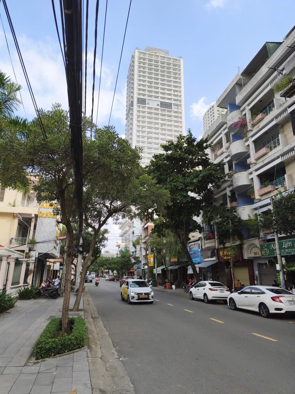 BÁN  SHOPHUOSE  mặt tiền Hoàng Hoa Thám cách biển Nha Trang 99m