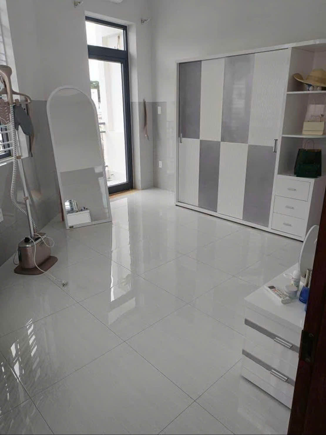 Bán nhà 4 tầng góc 2 mặt tiền đường Thuỷ Xưởng cách biển Nha Trang 5 phút di chuyển