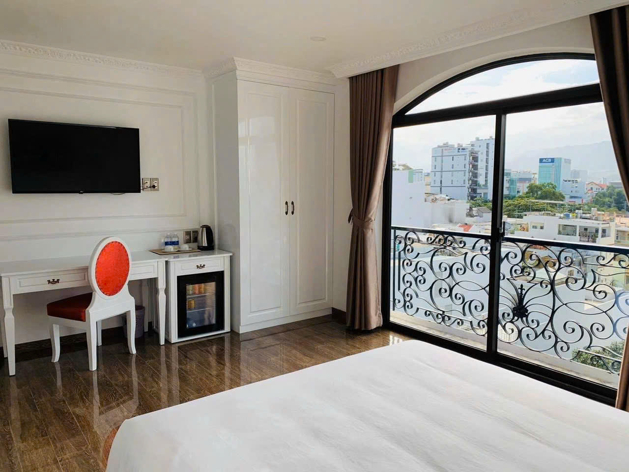 🌈 Bán khách sạn Đẹp 7 Tầng Mặt Tiền đường Trần Văn Ơn cách biển Nha Trang 3 phút đi bộ